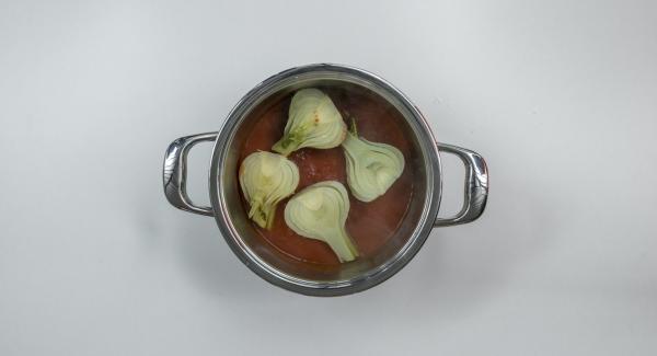 Colocar la olla en una tapa invertida, introducir el hinojo en la salsa de tomate y untar la mezcla de aceitunas en las mitades de hinojo.