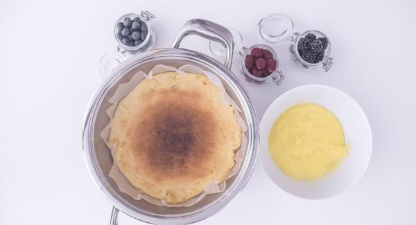 Tan pronto como la tarta se haya enfriado, sacarlo de la olla y añadir la crema. Dejar enfriar por completo, añadir las frutas y disfrutar.