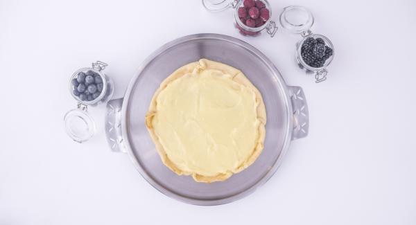 Tan pronto como la tarta se haya enfriado, sacarlo de la olla y añadir la crema. Dejar enfriar por completo, añadir las frutas y disfrutar.