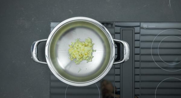 Poner el jengibre, el ajo y la cebolla en una olla y tapar.
Colocar la olla en el fuego a temperatura máxima. Encender el Avisador (Audiotherm), colocarlo en el pomo (Visiotherm) y girar hasta que se muestre el símbolo de “chuleta”.