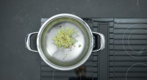 Cuando el Avisador (Audiotherm) emita un pitido al llegar a la ventana de “chuleta”, bajar la temperatura y freir la mezcla de jenjibre y cebolla removiendo. Añadir las verduras y freír sin dejar de remover.