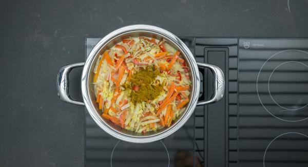 Sazonar al gusto con curry, sal, pimienta y jugo de limón. Servir espolvoreado con anacardos.