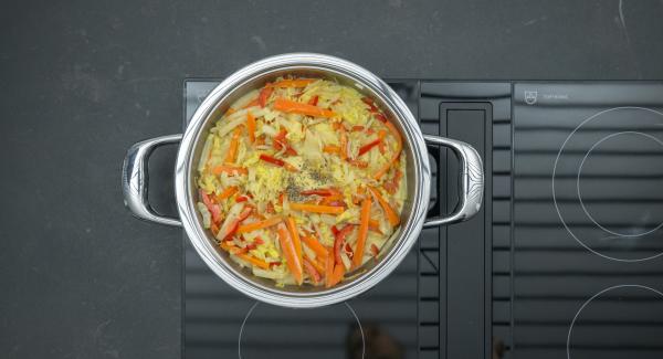 Sazonar al gusto con curry, sal, pimienta y jugo de limón. Servir espolvoreado con anacardos.