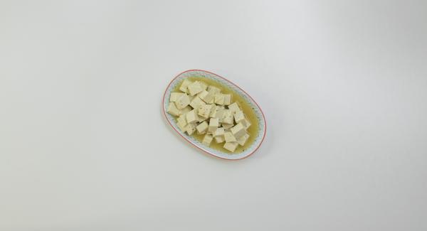 Cortar el tofu en dados de 1,5 cm y marinarlo en caldo durante al menos una hora.