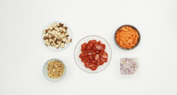 Pelar las chalotas, las zanahorias y los tomates. Cortar los chalotes en anillos finos. Cortar los tomates por la mitad. Cortar las zanahorias en palitos. Cortar el tofu en dados y picar las nueces.