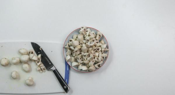 Limpiar los champiñones y cortarlos en trozos pequeños, dependiendo de su tamaño.