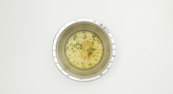 En un bol crear un aliño mezclando el vinagre, el aceite y 200 ml de caldo vegetal. Sazonar con sal y pimienta. Añadir las hojas de tomillo lavadas. Mezclar con la mezcla de ingredientes.