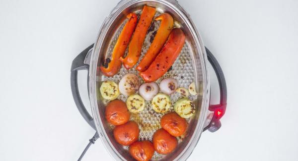 Cuando el Avisador (Audiotherm) emita un pitido al finalizar el tiempo de cocción, retirar las verduras, pelar los tomates y dejar enfríar. Asar las verduras restantes de la misma forma.