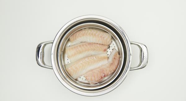 Colocar los filetes de pescado en la Softiera,  introducir en la olla y tapar con la Tapa Súper-Vapor (EasyQuick) con un aro de sellado de 24 cm.