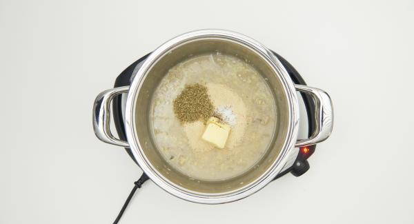 Sazonar con sal, pimienta y hierbas, añadir 2/3 de la mantequilla y llevar a ebullición.