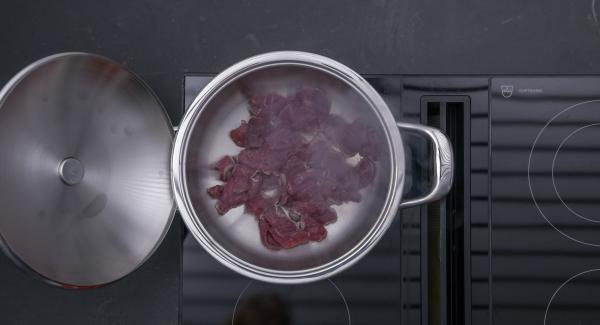 Cuando el Avisador (Audiotherm) emita un pitido al llegar a la ventana de “chuleta”, bajar la temperatura y freír la carne. Retirar, sazonar con sal y pimienta y mantener caliente.