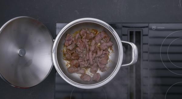 Cuando el Avisador (Audiotherm) emita un pitido al llegar a la ventana de “chuleta”, bajar la temperatura y freír la carne. Retirar, sazonar con sal y pimienta y mantener caliente.