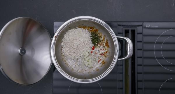 Agregar la cebolla, guindilla, romero y arroz y freír. Desglasar con vino y añadir el caldo.