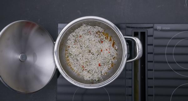 Agregar la cebolla, guindilla, romero y arroz y freír. Desglasar con vino y añadir el caldo.