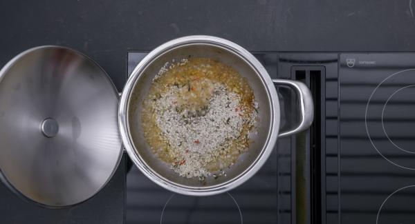 Agregar la cebolla, guindilla, romero y arroz y freír. Desglasar con vino y añadir el caldo.