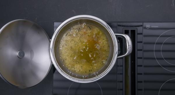 Agregar la cebolla, guindilla, romero y arroz y freír. Desglasar con vino y añadir el caldo.