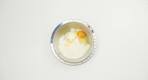 Para la masa quebrada, amasar la harina, la mantequilla, el huevo y la sal hasta conseguir una masa suave. Con ayuda de un rodillo, obtener una lámina con un diámetro de aprox. 22 cm. Tapar y enfriar en el frigorífico durante 30 minutos aprox.
