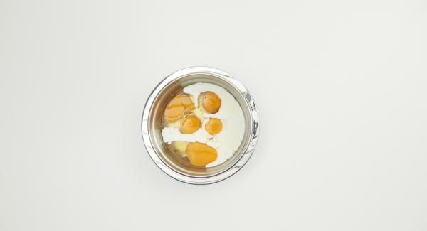 Batir la leche con los huevos. Picar finamente el perejil y las hojas de romero y añadirlas a la leche batida. Sazonar con sal y pimienta de cayena.