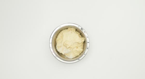 Hacer una masa de levadura de 200 ml de leche, levadura, 2 cucharadas de azúcar, harina y huevo. Cubrir la masa y dejar reposar durante 1 hora aproximadamente en un lugar cálido hasta que el volumen haya aumentado considerablemente.