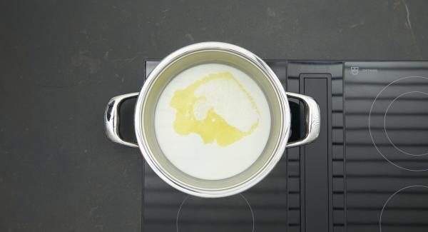 Colocar la olla en el fuego a temperatura máxima. Poner la  mantequilla, añadir la leche y el azúcar restante. Llevar a ebullición una vez y retirar del fuego.