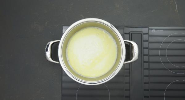 Colocar la olla en el fuego a temperatura máxima. Poner la  mantequilla, añadir la leche y el azúcar restante. Llevar a ebullición una vez y retirar del fuego.