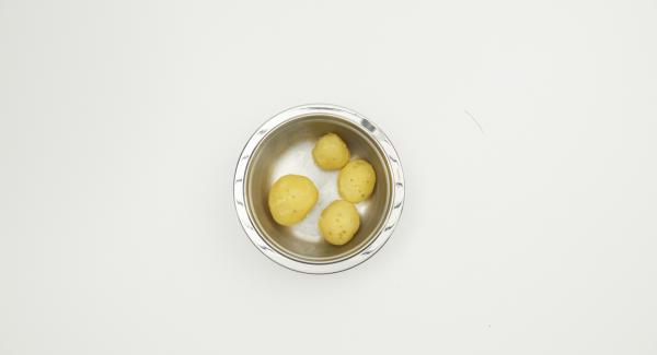 Despresurizar la Tapa Rápida (Secuquick Softline) pulsando el botón amarillo y retirar. Dejar que las patatas se enfríen un poco, pelarlas y triturarlas.