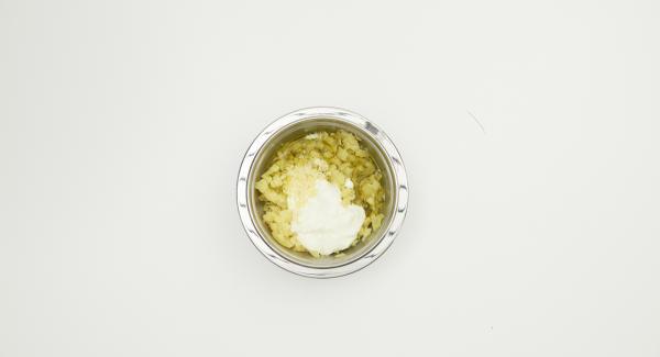 Mezclar el puré de patatas con el zumo de limón, el vinagre, el aceite de oliva y el yogur.