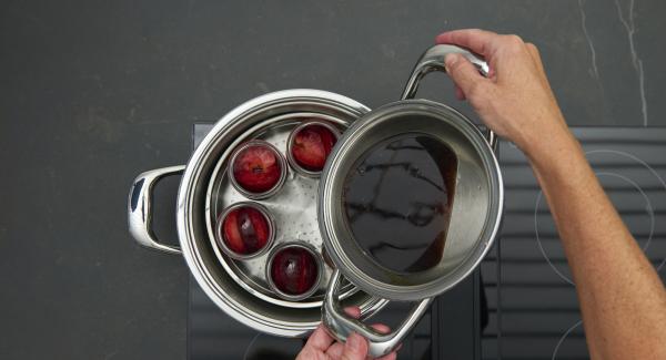 Verter la fruta en tarros bien limpios. Rellenar un tercio de los tarros con el vino caliente.