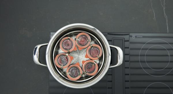 Cerrar los tarros con los anillos y tapas de goma limpios y fijarlas con clips metálicos adecuados.