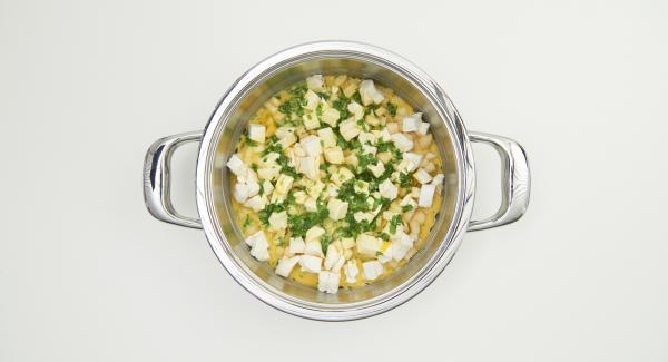 Poner las patatas sobre el papel y sazonar con sal, pimienta y nuez moscada. Agregar las peras, el queso de cabra y el perejil, verter la leche de huevo por encima y cubrir con una capa de masa quebrada.