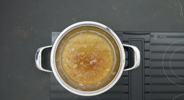 Cuando el Avisador (Audiotherm) emita un pitido al llegar a la ventana de “chuleta”, bajar la temperatura y freír las chalotas. Desglasar con caldo de pescado o de verdura.