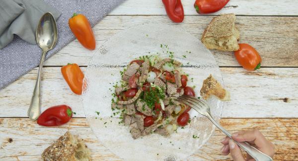 Picar finamente las hojas de perejil, cortar el cebollino en trocitos pequeños. Añadir las hierbas a la ensalada y sazonar al gusto.