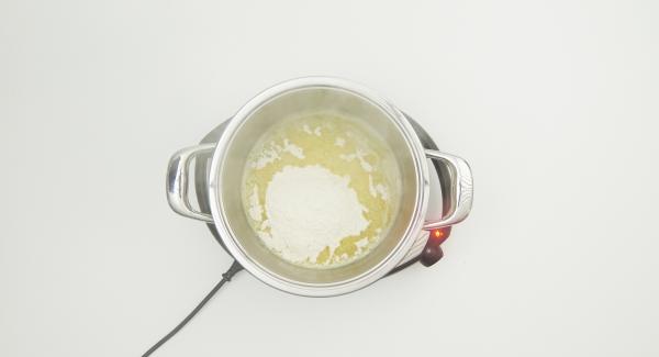 Poner 100 g de mantequilla en la olla y colocarla en el Navigenio a temperatura máxima (nivel 6). Derretir la mantequilla. Tan pronto como empiece a hacer espuma, bajar la temperatura a nivel 3 e incorporar la harina.