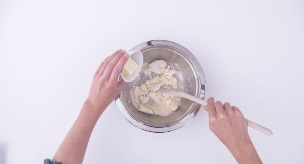 Mezclar el requesón con el queso parmesano rallado, la mantequilla, el pan rallado, las yemas de huevo, la sal y la pimienta y la nuez moscada. Dejar reposar todo durante aprox. 10 minutos.