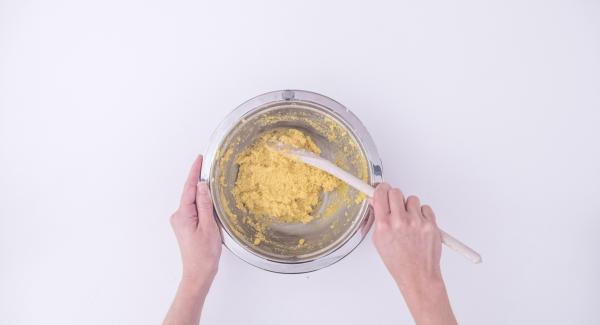 Mezclar el requesón con el queso parmesano rallado, la mantequilla, el pan rallado, las yemas de huevo, la sal y la pimienta y la nuez moscada. Dejar reposar todo durante aprox. 10 minutos.