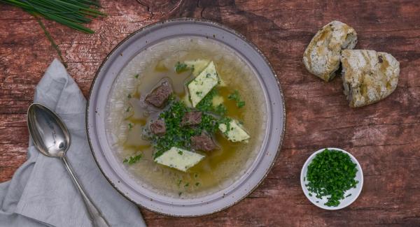 Cortar el cebollino en anillos, cortar la masa de sémola y añadir ambos a la sopa con los dados de carne y servir.