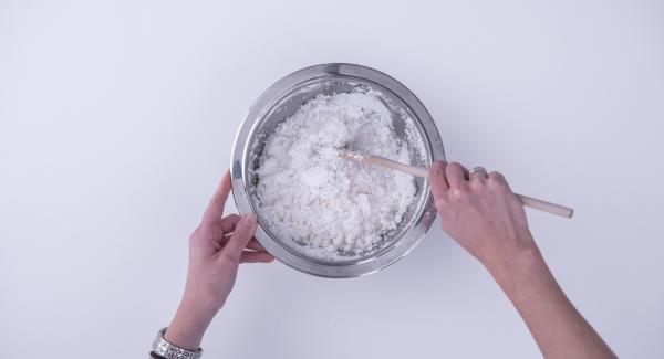 Mezclar el coco, las claras de huevo y el azúcar glas en un bol y formar bolitas con la mezcla resultante.