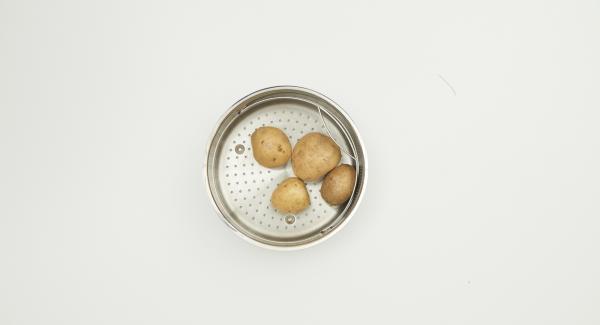 Colocar las patatas lavadas en la Softiera. Verter agua (unos 250 ml) en una olla.