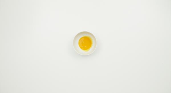 Colocar la bola de masa grande en el centro de la olla, colocar las bolas pequeñas alrededor. Pintar con yema de huevo batida. Espolvorear con láminas de almendras y azúcar.