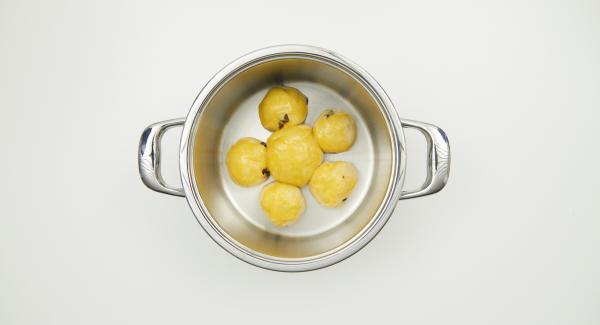 Colocar la bola de masa grande en el centro de la olla, colocar las bolas pequeñas alrededor. Pintar con yema de huevo batida. Espolvorear con láminas de almendras y azúcar.