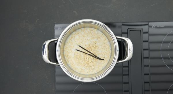 Poner la leche de almendras en una olla y añadir los copos de avena y la vaina de vainilla.