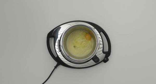 Picar las hojas de perejil. Incorporar el huevo a la mezcla de sémola y añadir el perejil. Poner la masa en un plato hondo y dejarla enfriar completamente.