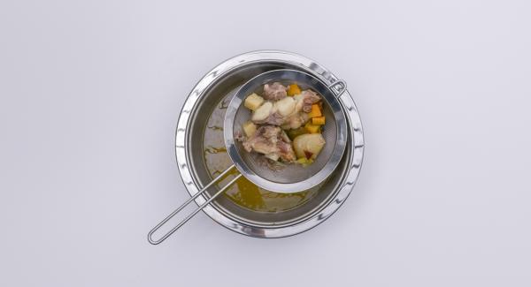 Colar el caldo y dejarlo reposar unos 10 munutos. Sazonar al gusto con sal, pimienta y brandy.