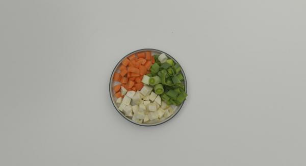 Limpiar las verduras y cortarlas en trozos pequeños. Lavar la cebolla, cortarla por la mitad a lo largo y ponerla en la olla con el lado cortado hacia abajo. Tapar y colocar la olla sobre el Navigenio.