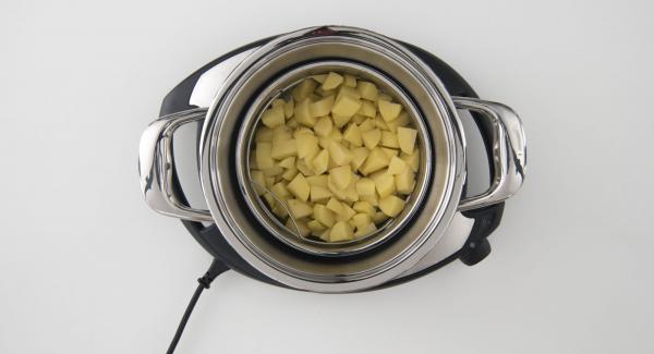 Verter agua (unos 150 ml) en una olla. Colocar las patatas cortadas dentro de la Softiera, introducir en la olla y colocar sobre el Navigenio.