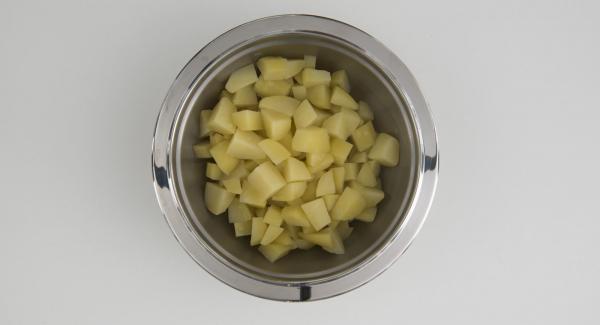 Colocar las patatas cocidas en un recipiente Combi y triturarlas con un tenedor. Añadir unos 100 g de queso parmesano, el perejil picado, la yema de huevo, sal, pimienta. Mezclar bien. Incorporar los dados de jamón.