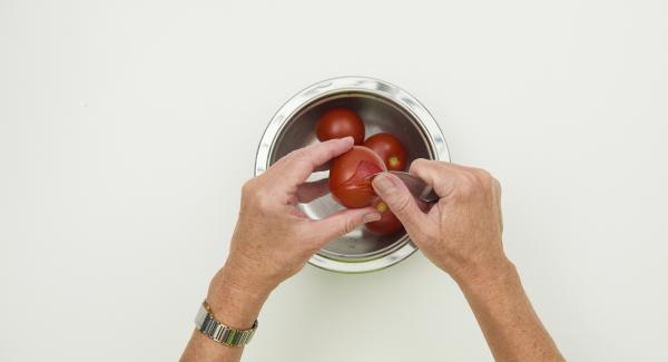 Escaldar los tomates, pelarlos y cortarlos en dados.