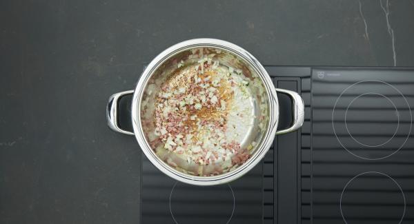 Sofreir las cebollas y el ajo sin dejar de remover. Añadir los tomates cortados a dados, las alcaparras y las anchoas. Ajustar el fuego a temperatura máxima, calentar la sartén  hasta la ventana de “zanahoria”, bajar temperatura y cocinar 3 minutos con el Avisador (Audiotherm).