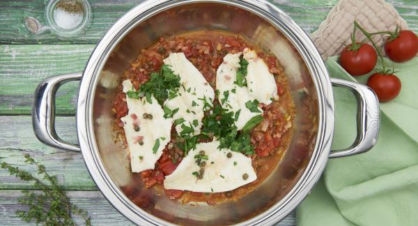 Sazonar al gusto con sal, pimienta y azúcar. Poner el pescado en la salsa, espolvorear con perejil y servir.