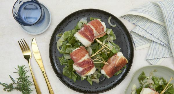 Sazonar las judías con sal, pimienta y aceite de oliva y colocarlos en un plato. Colocar el pescado encima.